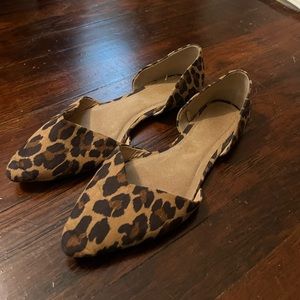 Old navy pointed toe flat with cheetah print. Size 10
